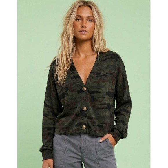 Sanctuary Sweaters - NWT Social Standard Sanctuary olive green  camo short cardigan light sz S 4252
